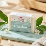 Savonnette hypoallergénique Emma Noël 100g sur marbre turquoise avec botaniques