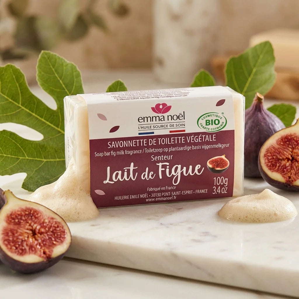 Savonnette lait de figue bio Emma Noël 100g sur marbre avec figues fraîches et feuilles