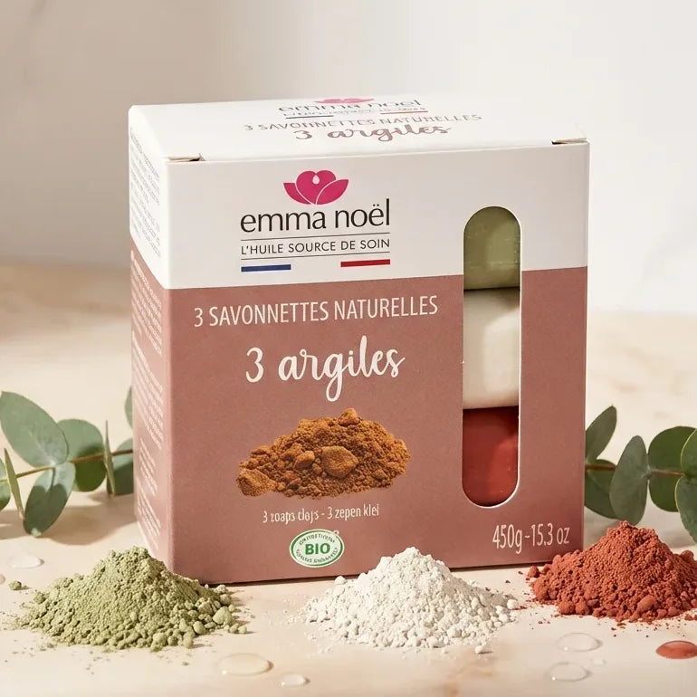 Savonnettes 3 Argiles Bio Emma Noël - trois barres naturelles sur marbre beige avec accessoires spa