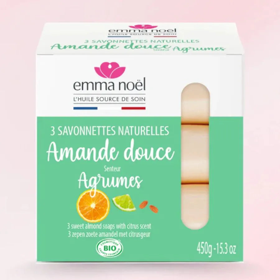 Des savonnettes senteur agrumes  de la marque Emma Noël sur fond rose. 