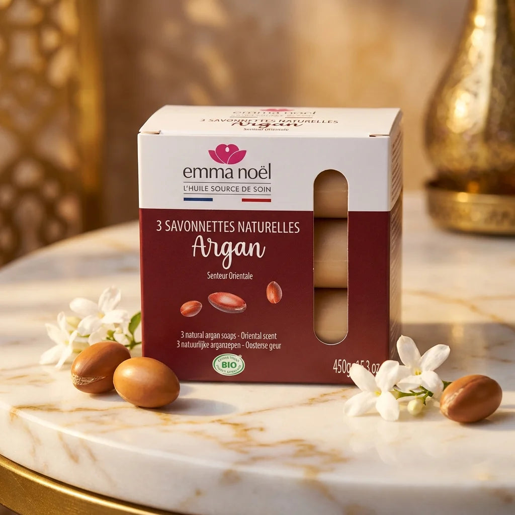 Savonnettes argan bio Emma Noël 3x150g sur marbre avec fruits argan et fleurs blanches