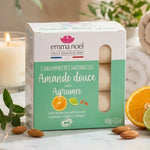 Savonnettes Amande Douce Bio Emma Noël 150g sur marbre avec citrus et serviettes blanches