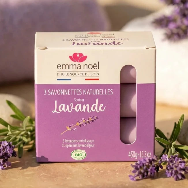 Savonnettes lavande bio Emma Noël 3x150g avec fleurs de lavande sur fond blanc