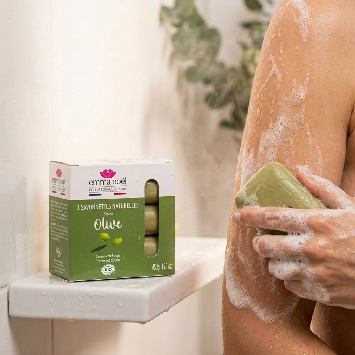 Savonnettes olive bio Emma Noël en mousse sur peau mouillée sous la douche