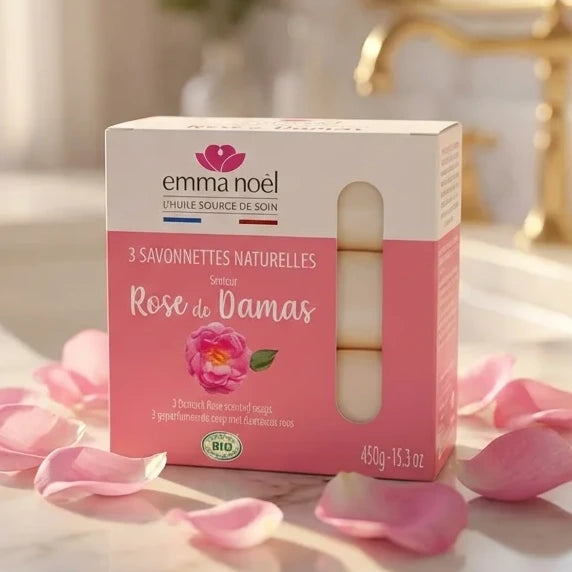 Savonnettes Rose de Damas Bio Emma Noël 3x150g sur marbre avec pétales roses