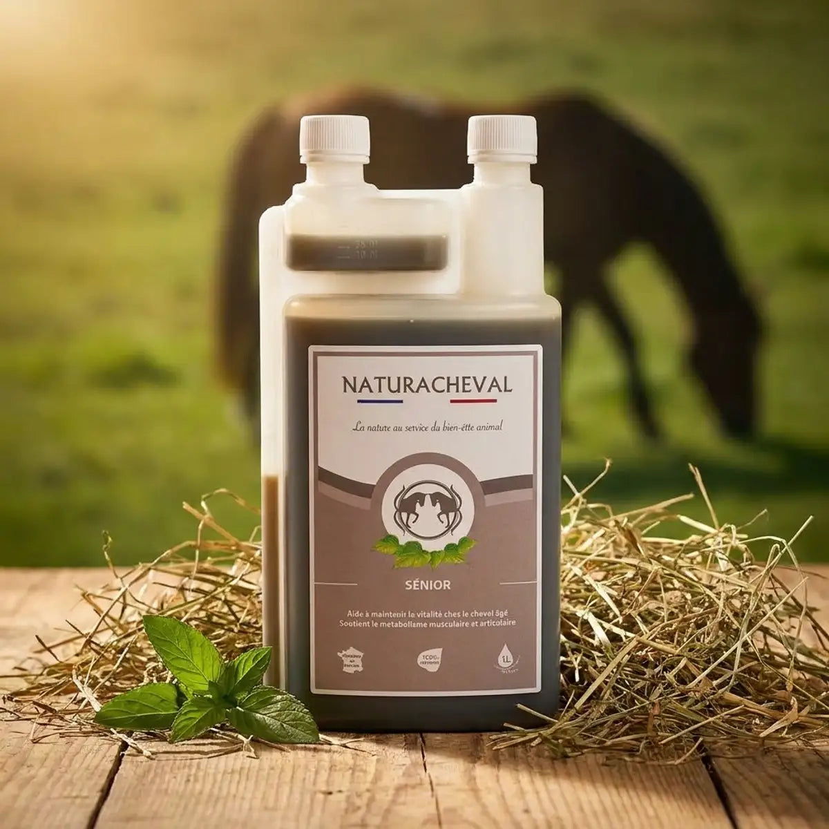 Complément Sénior Cheval Naturacheval 1L sur bois avec foin et pâturage vert