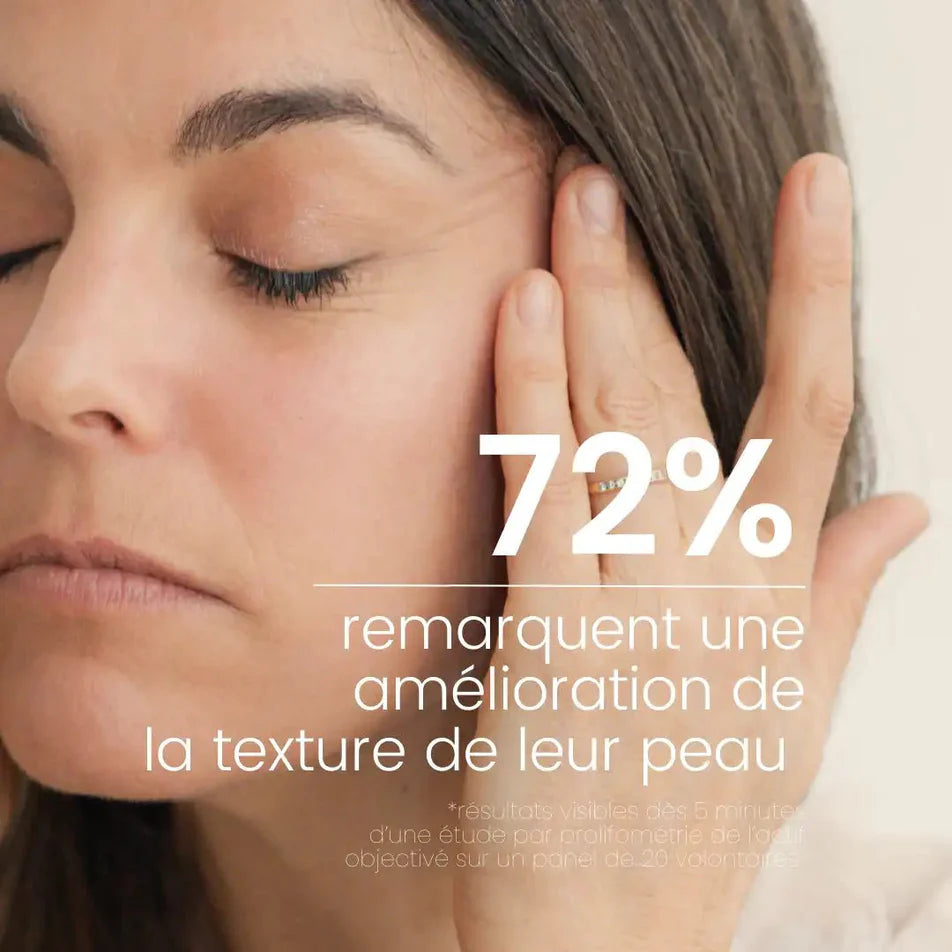 Une femme s'étirant la peau avec la mention 72M remarquent une amélioration de la texture de leur peau