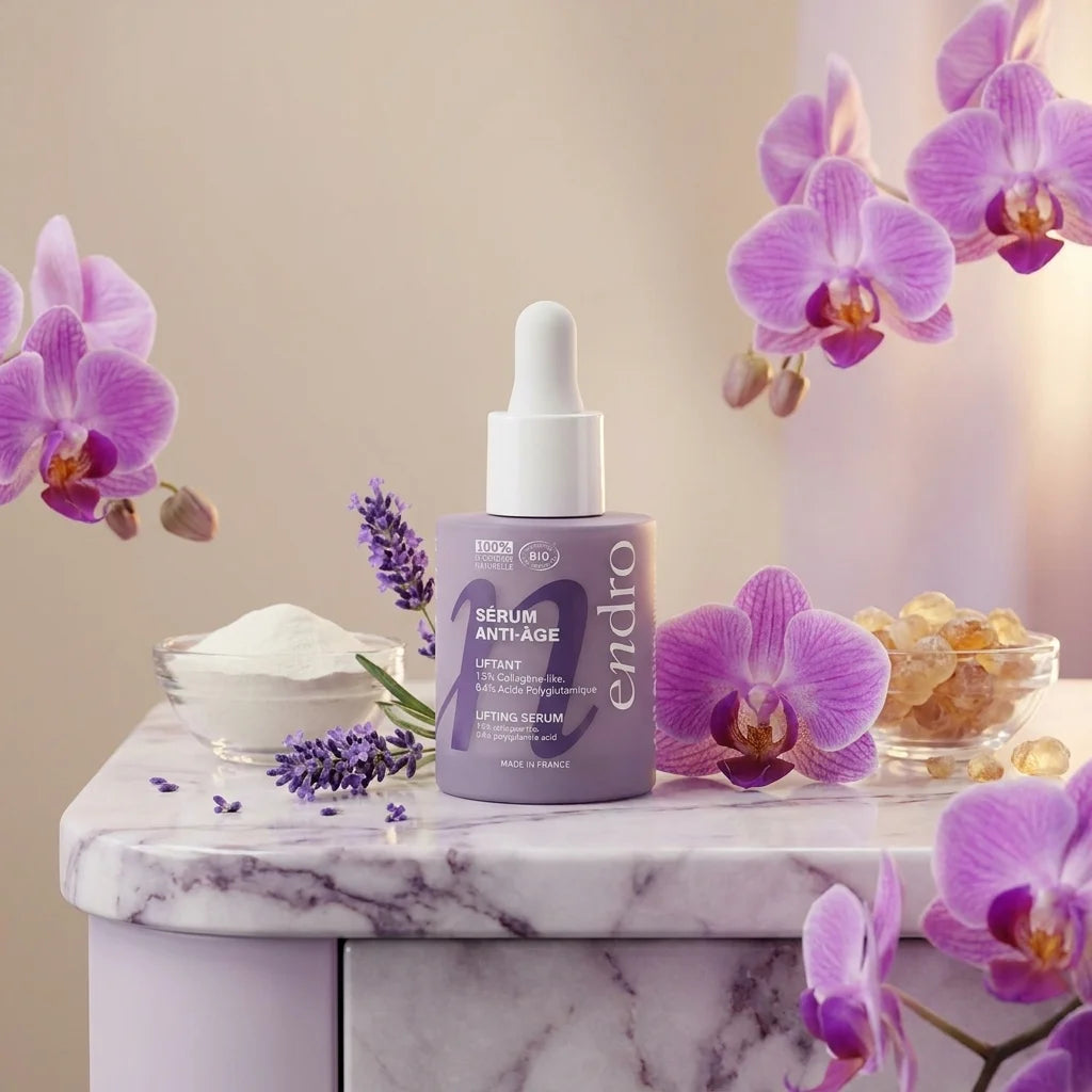 Sérum anti-âge collagène Endro 30mL avec fleurs violettes sur marbre blanc