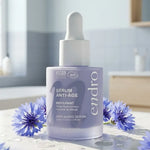Sérum anti-âge à acide hyaluronique Endro 30ml sur vanité marbre avec fleurs