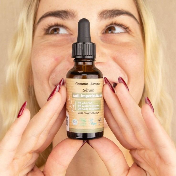 Un sérum visage anti-imperfection de 30 ml de la marque Comme Avant tenu en main par une femme