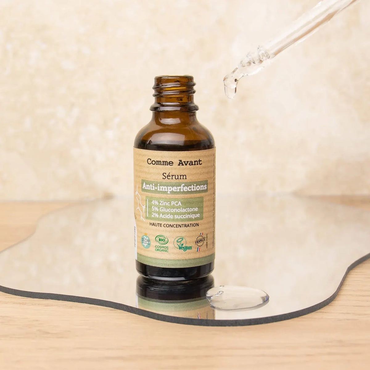 Zoom sur la pipette et la texture du sérum visage anti-imperfection & anti-tâche Comme Avant