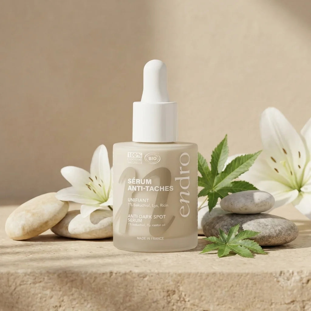 Sérum anti-tâches Endro 1% Bakuchiol 30mL en flacon verre avec compte-gouttes sur fond beige minimaliste