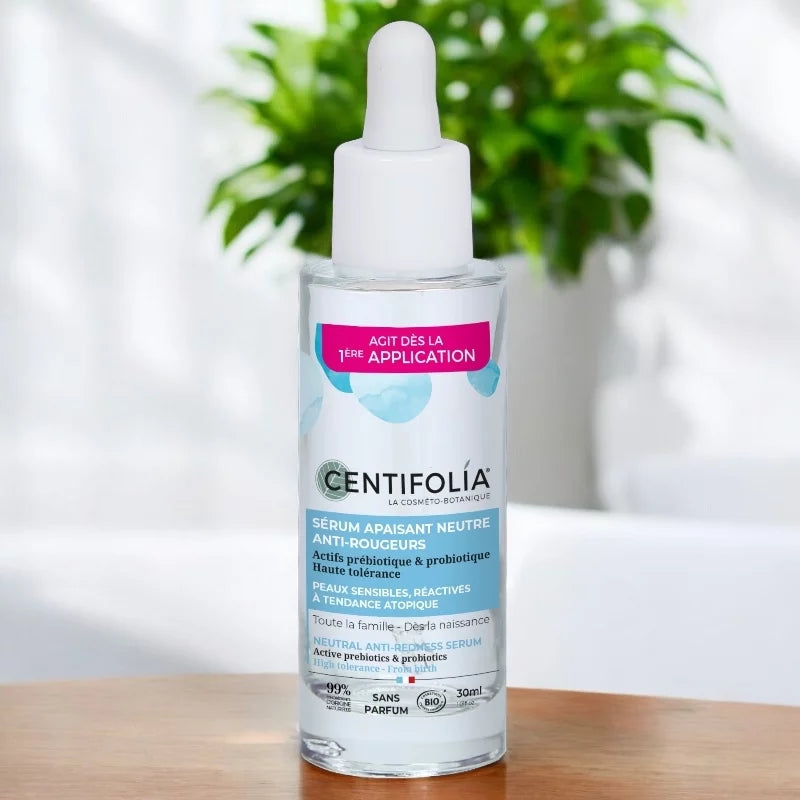Un Sérum Apaisant Neutre Anti-Rougeurs Bio 30 ml Centifolia posé sur une table en bois