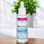 Un Sérum Apaisant Neutre Anti-Rougeurs Bio 30 ml Centifolia posé sur une table en bois