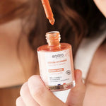 Flacon de Sérum vitaminé bonne mine de ENDRO dans les mains d'une femme