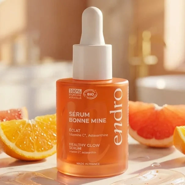 Sérum Bonne Mine Endro 10% Vitamine C sur vanité marbre avec agrumes et lumière naturelle