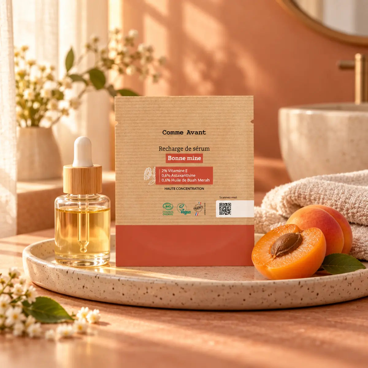 Sérum Bonne Mine Comme Avant éco-recharge 30ml en sachet kraft, abricots et lumière dorée en salle de bain