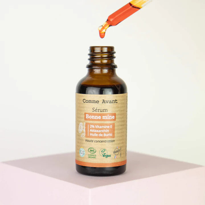 Un flacon de sérum visage bonne mine Comme Avant ouvert avec une pipette entrain de prelever du sérum
