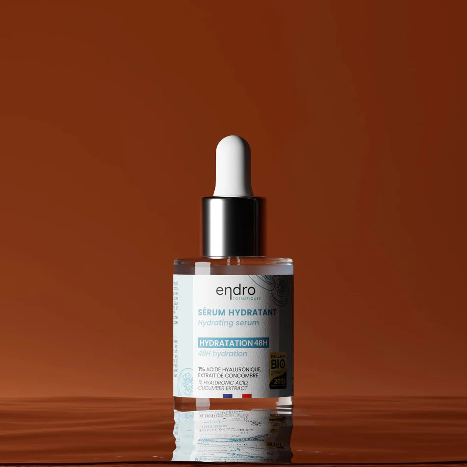 Un sérum hydratant de la marque Endro sur un fond orange