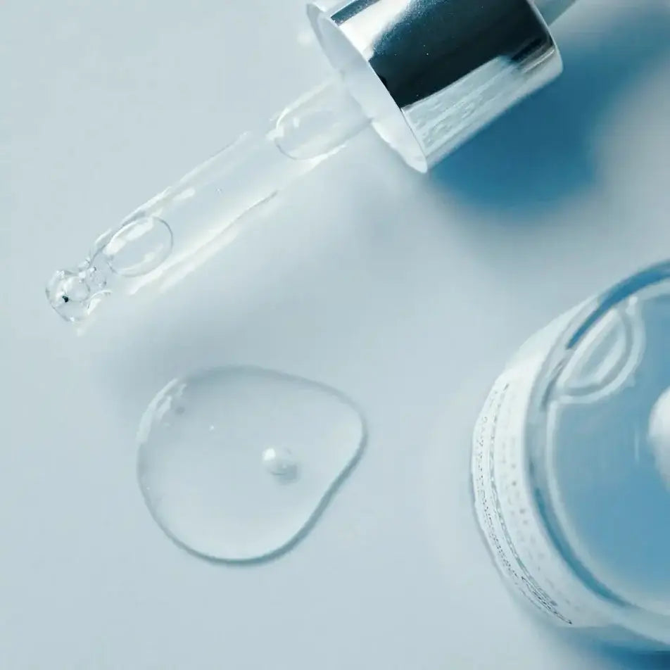 Zoom sur la texture du sérum hydratant 1% d’acide hyaluronique de 30 ml de la marque Endro