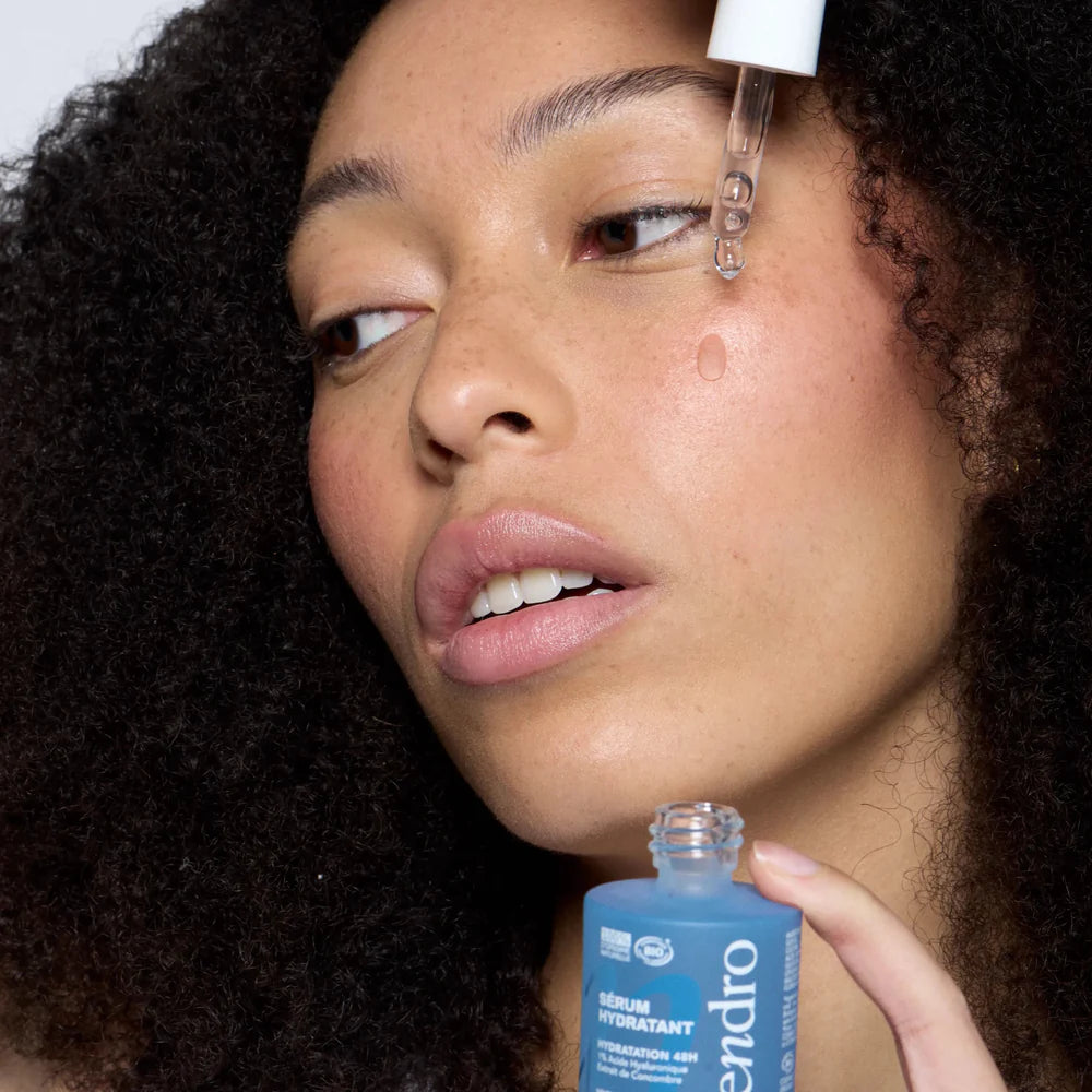 Femme appliquant le sérum hydratant Endro