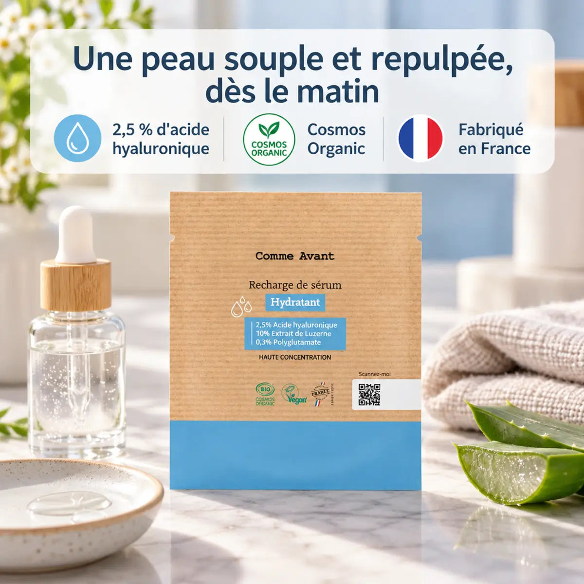 Recharge de sérum hydratant Comme Avant 30 ml en sachet kraft écologique, à côté d'un flacon compte-gouttes et d'aloe vera