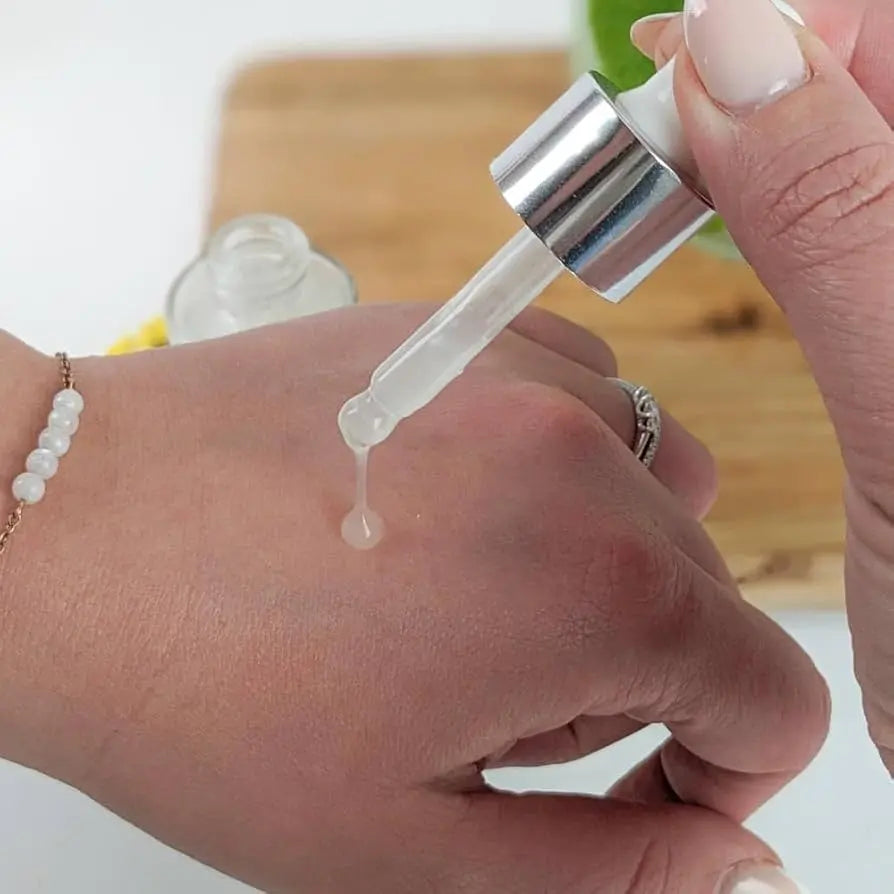 Zoom sur une personne appliquant à l'aide d'une pipette le Sérum Pur'immortelle certifié bio  Propos'Nature sur sa main