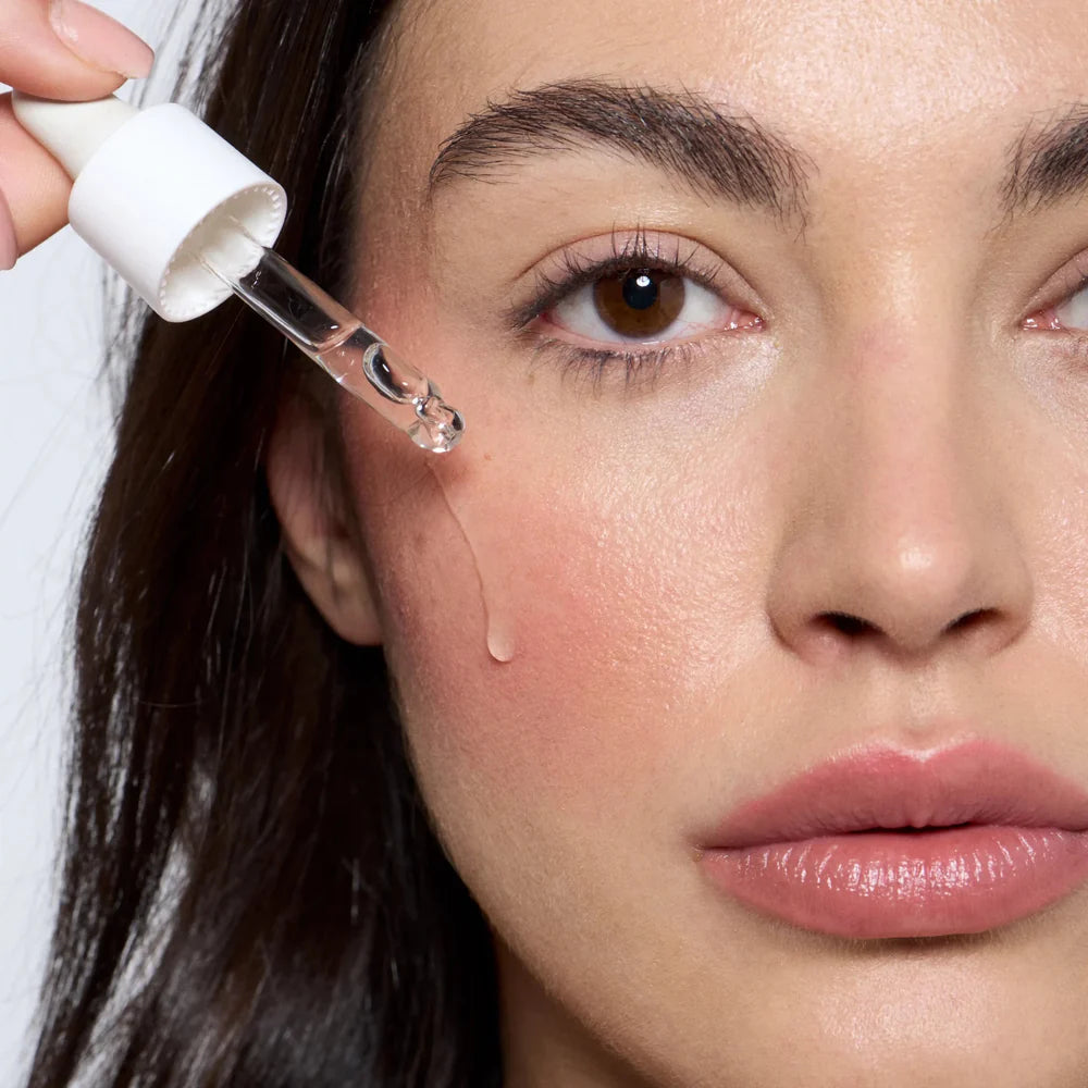 Femme appliquant le sérum purifiant Endro sur son visage