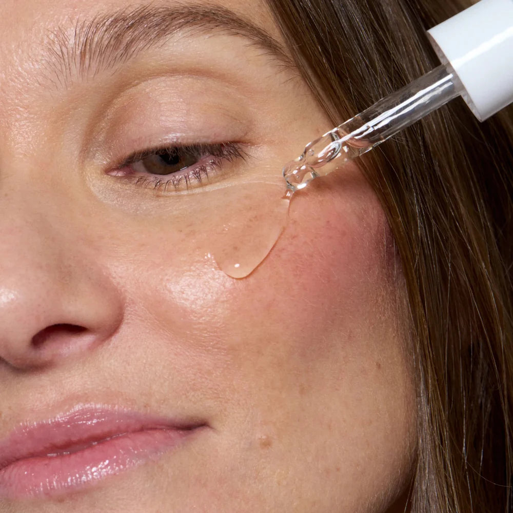 Femme appliquant le sérum anti-âge Endro sur son visage