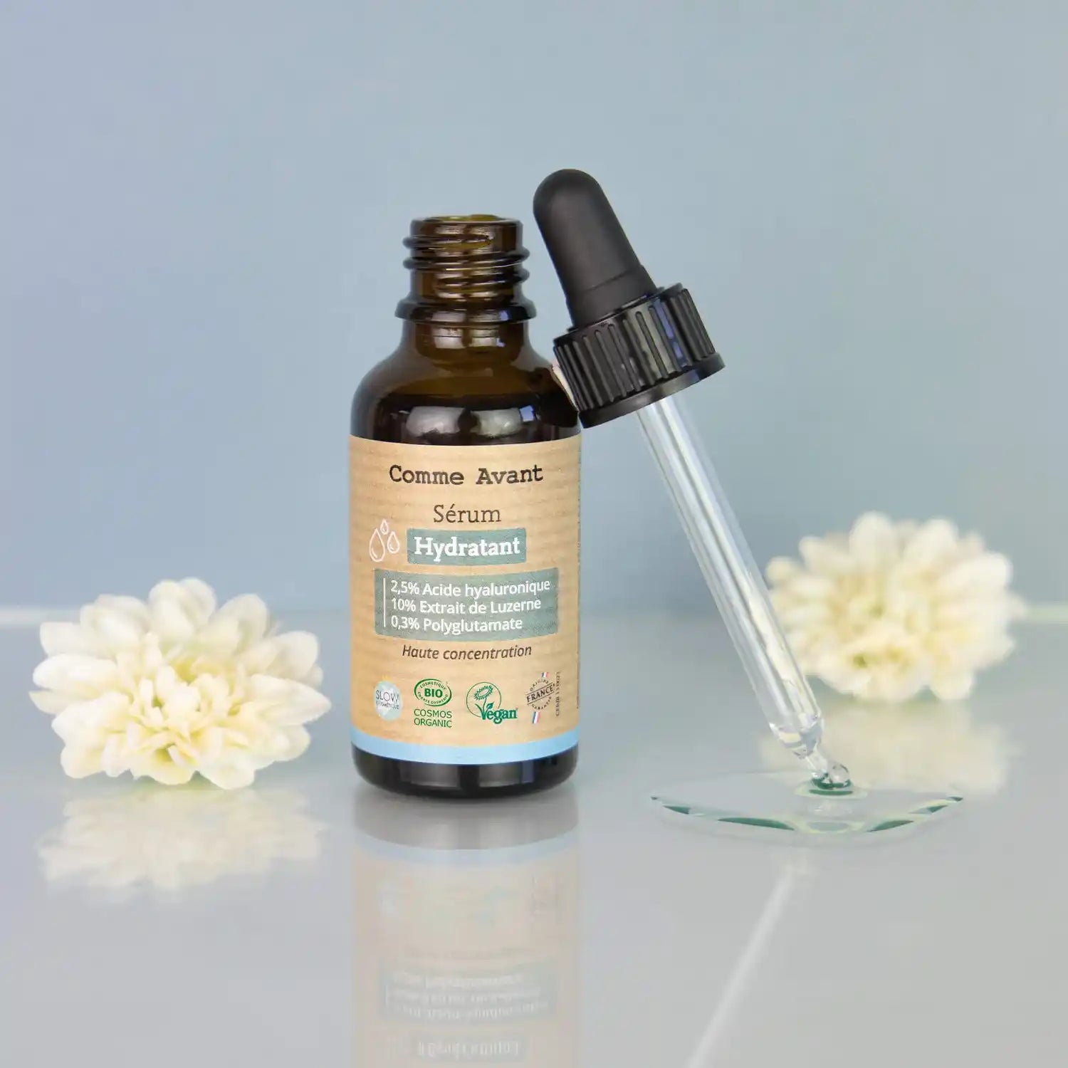 Photo d'ambiance d'un sérum visage hydratant de 30 ml de la marque Comme Avant