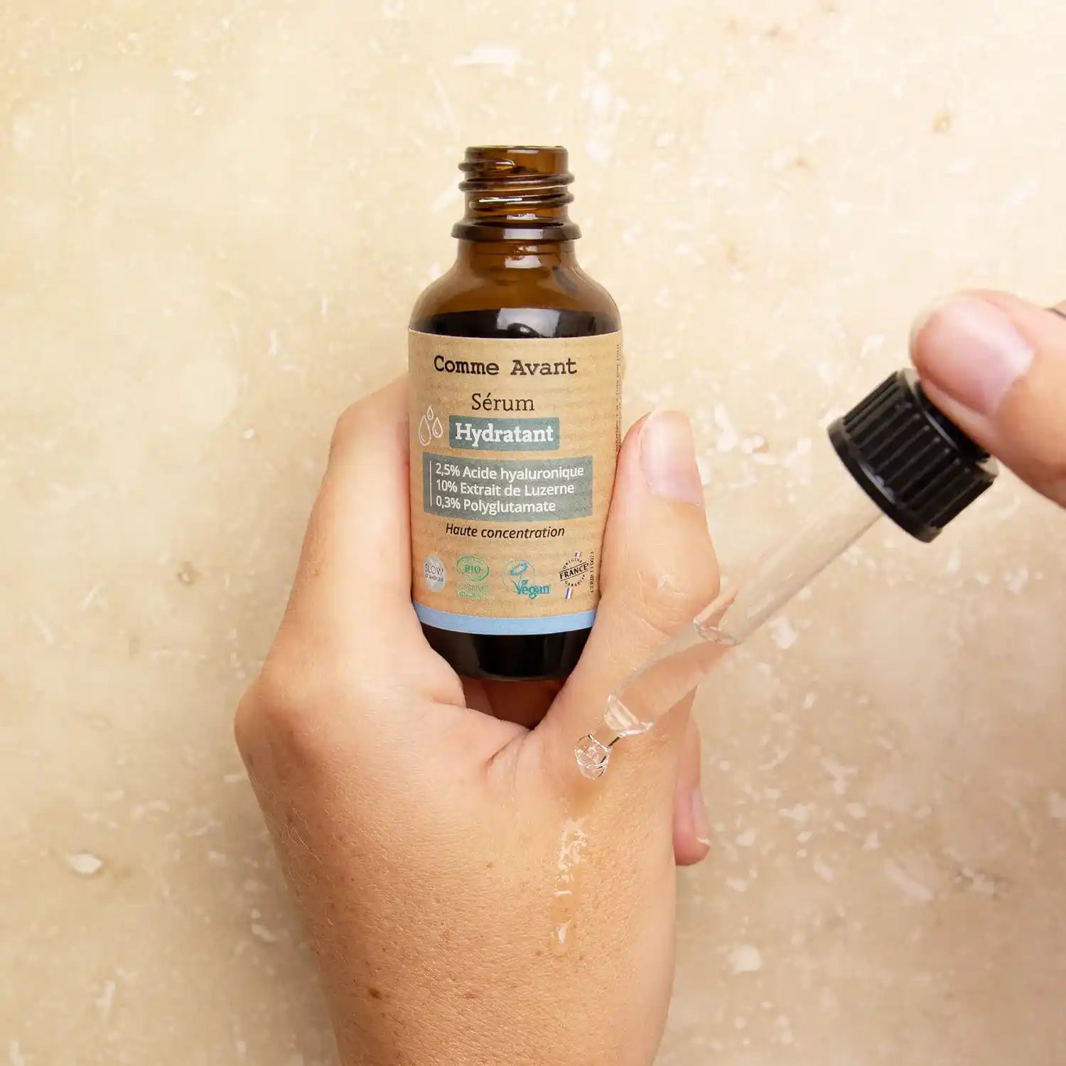 Zoom sur la texture du sérum visage hydratant de 30 ml de la marque Comme Avant