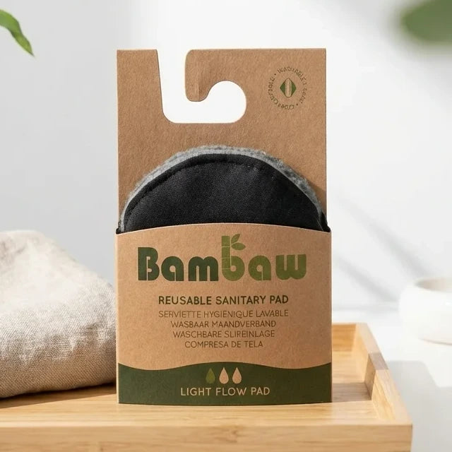 Serviette hygiénique lavable flux léger Bambaw en emballage avec éléments bambou et lin écologiques
