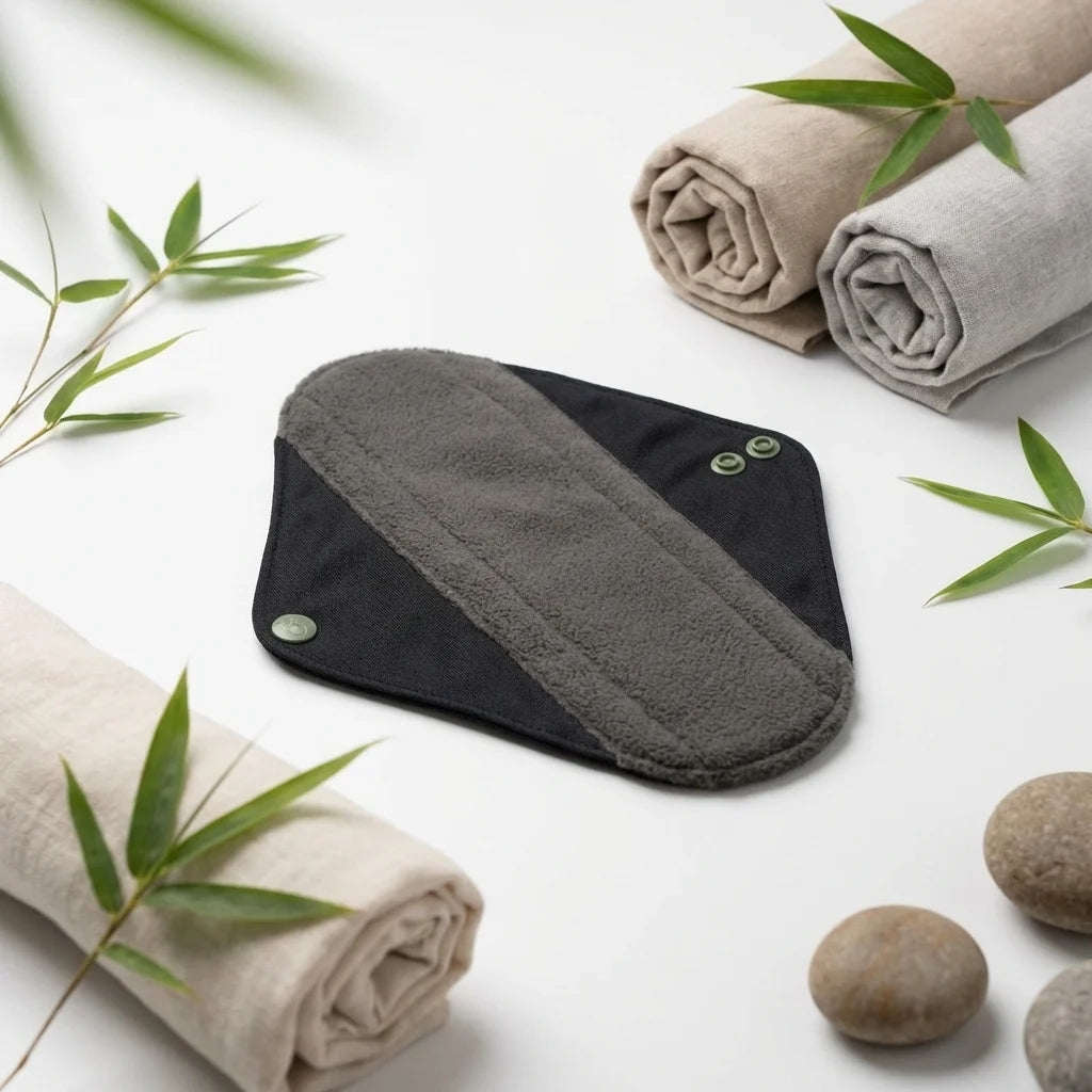 Serviette hygiénique lavable Bambaw gris charcoal pour flux moyen, produit écologique et durable