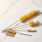 Set de 4 brosses de lavage Bambaw avec poignées en bois sur fond blanc