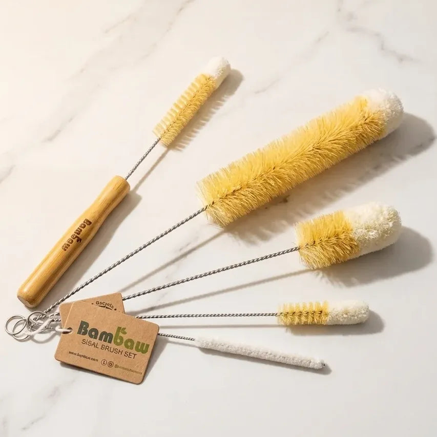 Set de 4 brosses de lavage Bambaw avec poignées en bois sur fond blanc