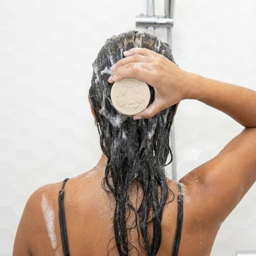 Utilisation du Shampoing Douche Solide pour le corps et les cheveux 2-en-1 de Lamazuna par une femme sur ses cheveux 