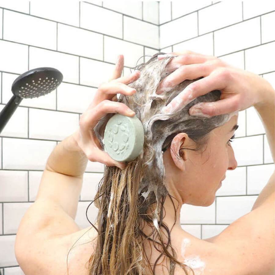 Utilisation du Shampoing Solide pour les cheveux gras de Lamazuna par une femme sur ses cheveux 