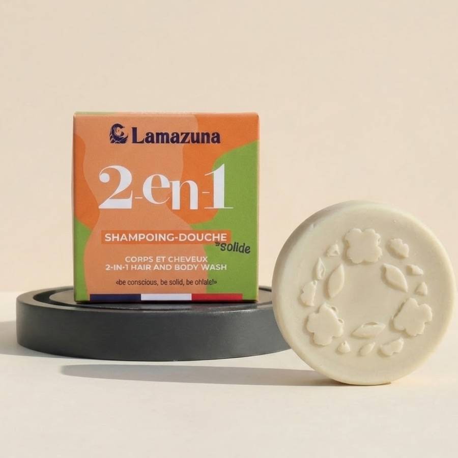 Shampoing Douche Solide pour le corps et les cheveux 2-en-1 de Lamazuna posé devant son emballage 