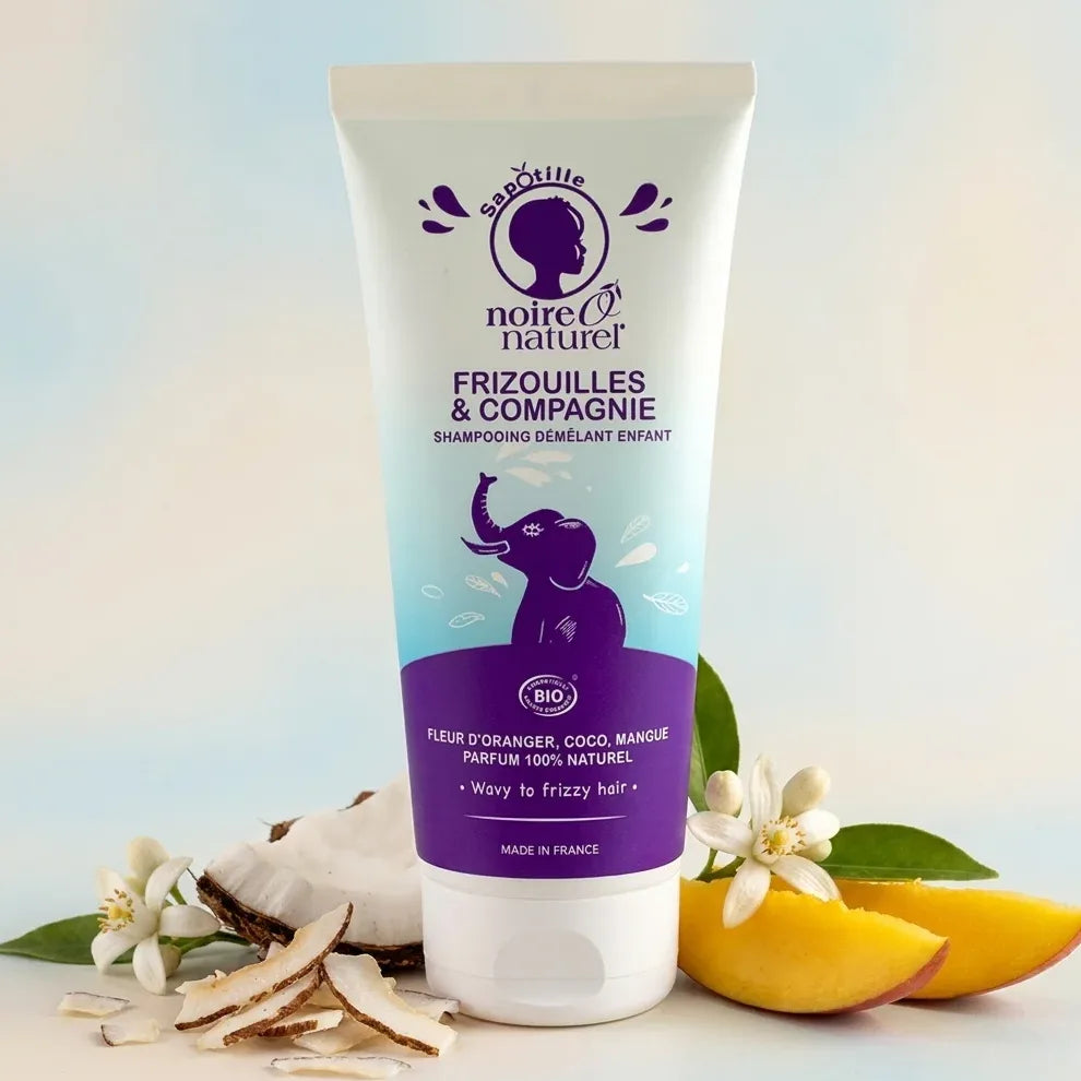 Shampoing enfant bio Noire O Naturel Frizouilles sur fond clair avec ingrédients naturels