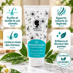 Shampoing Purifiant Bio Noire Ô Naturel 200 ml pour cheveux bouclés à frisés, tube turquoise sur marbre blanc, feuilles vertes et gouttes d'eau
