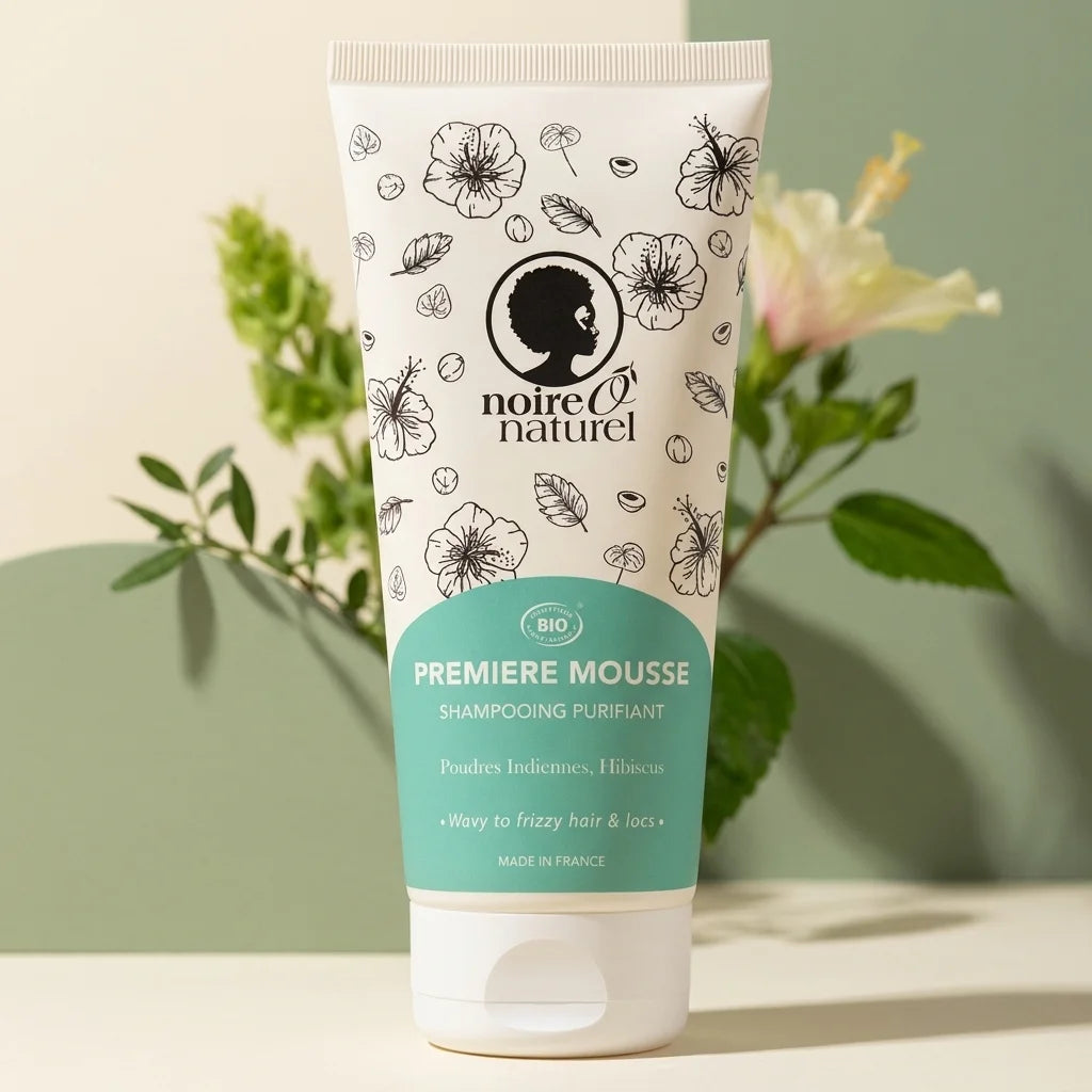 Shampoing purifiant bio Première Mousse Noire Ô Naturel sur fond vert sage et crème
