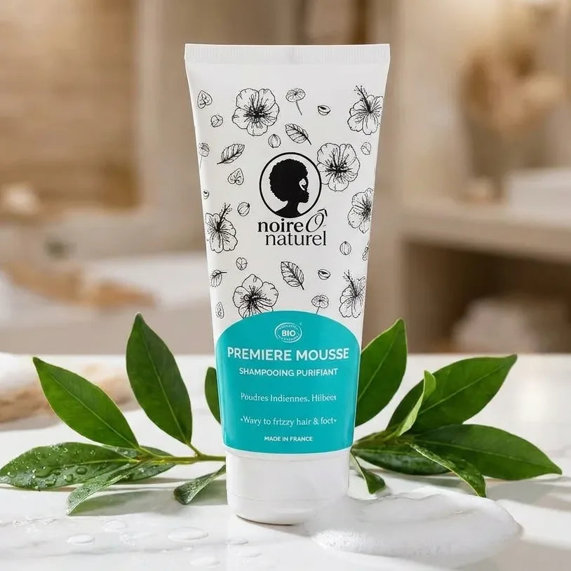 Shampoing purifiant bio Première Mousse Noire O Naturel avec feuilles botaniques et mousse crémeuse