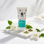 Shampoing Purifiant Première Mousse Bio Noire O Naturel avec fleurs blanches et feuilles vertes
