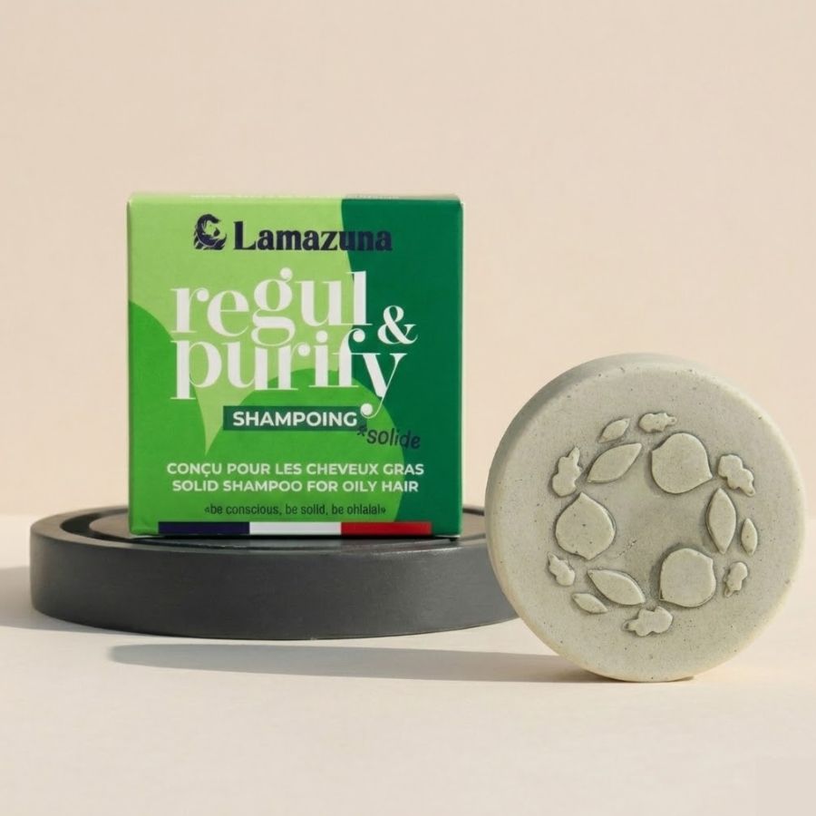 Shampoing solide Regul & Purify pour les cheveux gras de Lamazuna posé devant son emballage 