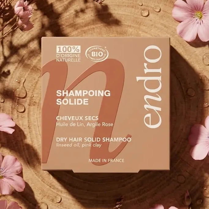 Shampoing solide Endro à l'huile de lin pour cheveux secs sur surface bois naturelle