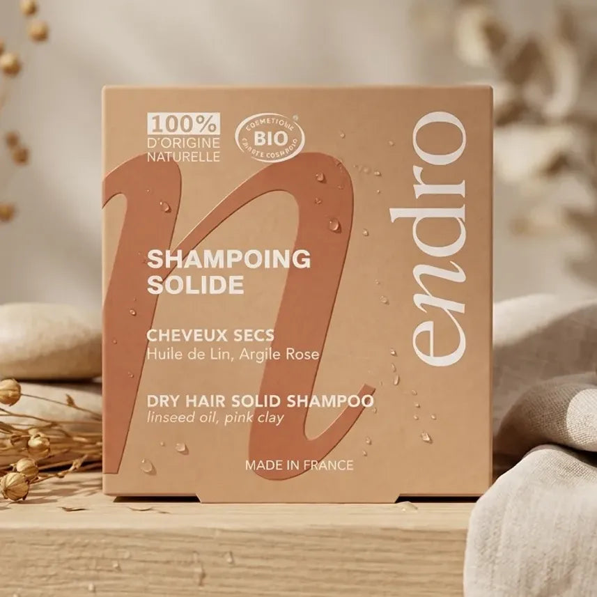 Shampoing solide Endro à l'huile de lin sur étagère avec éléments naturels pour cheveux secs