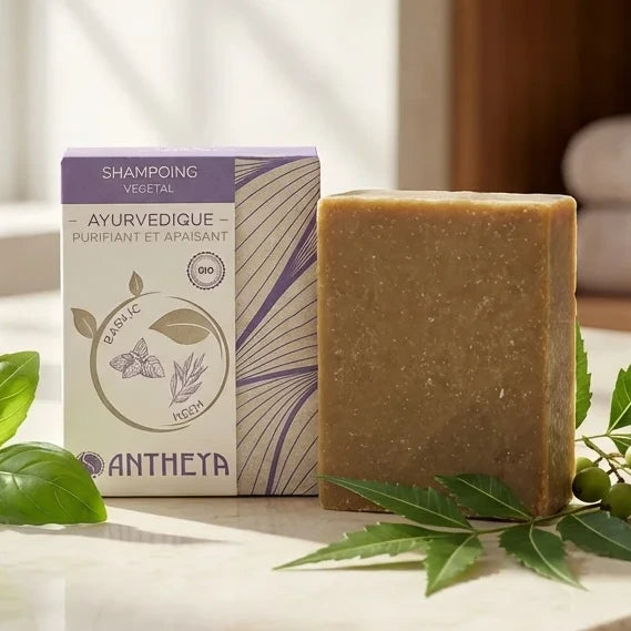 Shampoing solide Antheya anti-pellicules 100g sur marbre avec basil et neem, ambiance spa naturelle