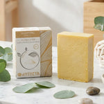 Shampoing solide au soufre Antheya 100g avec emballage or sur marbre blanc