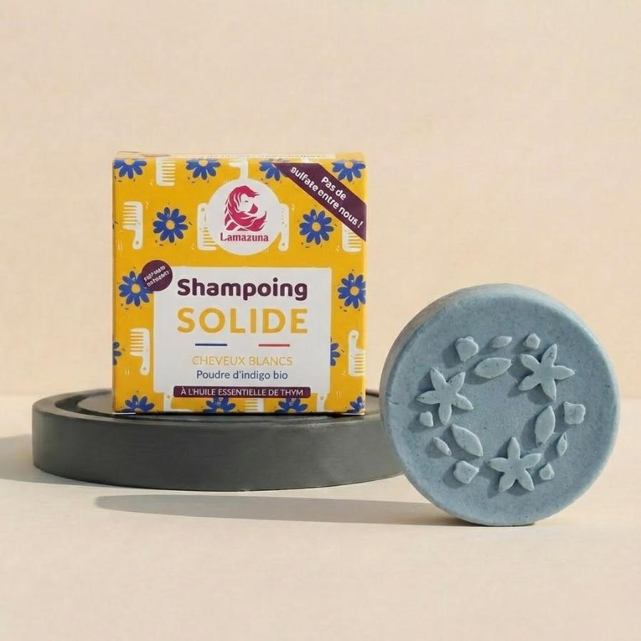 Shampoing solide pour les cheveux blancs, très clairs ou décolorés de Lamazuna posé devant son emballage 