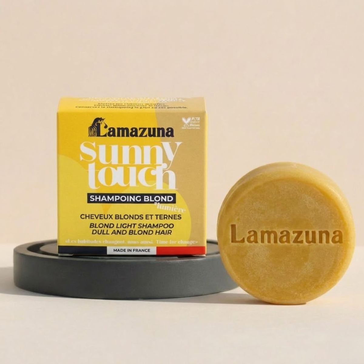 Shampoing solide pour cheveux blonds Lamazuna posé sur un présentoir 